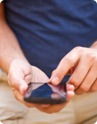 mani di uomo su smartphone