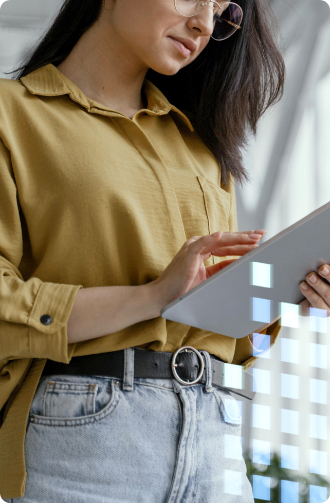 Donna a lavoro su un tablet