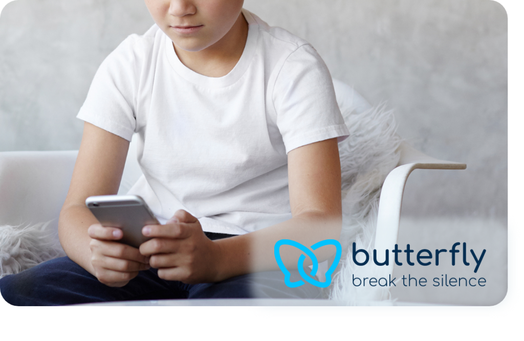 Bambino con faccia sofferente che guarda il telefono