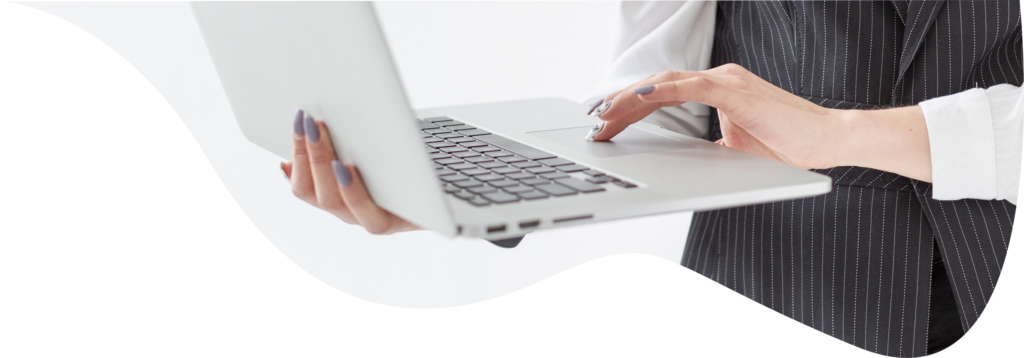 Donna con mani su pc portatile